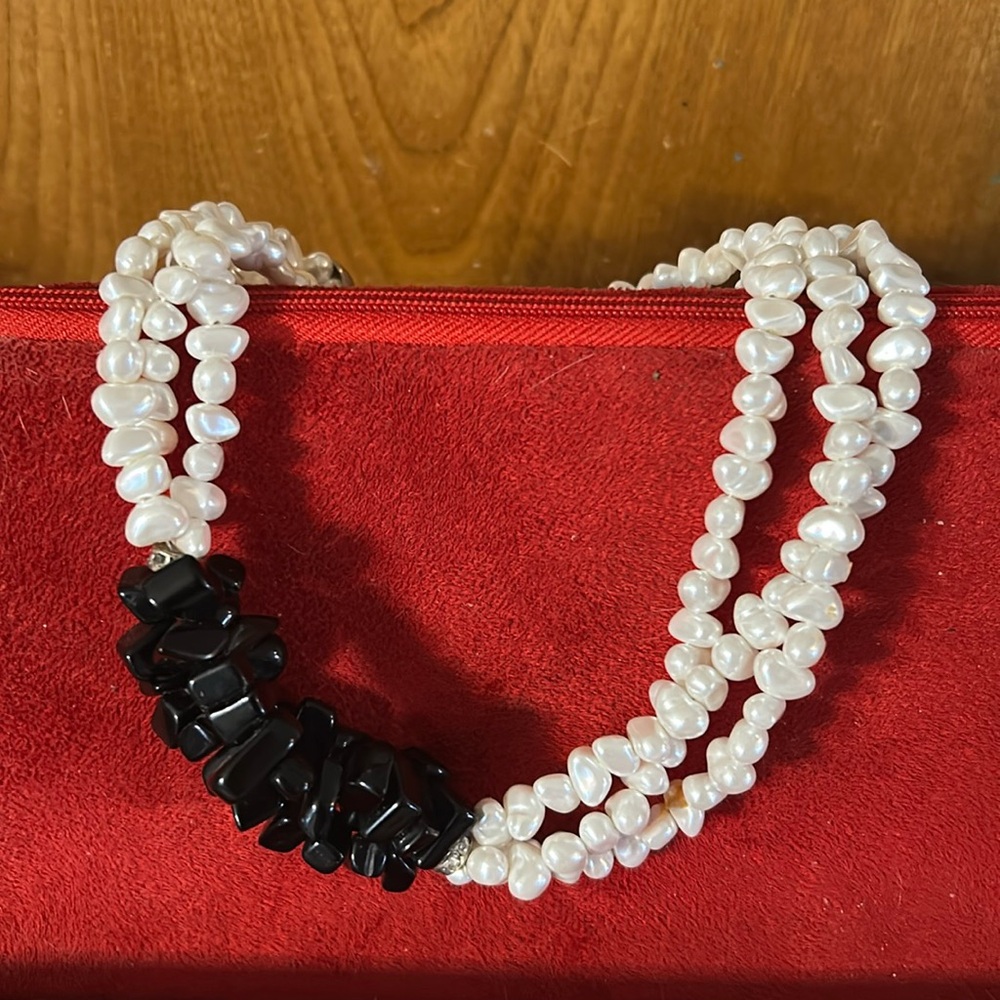 Pearl and onyx bead necklace